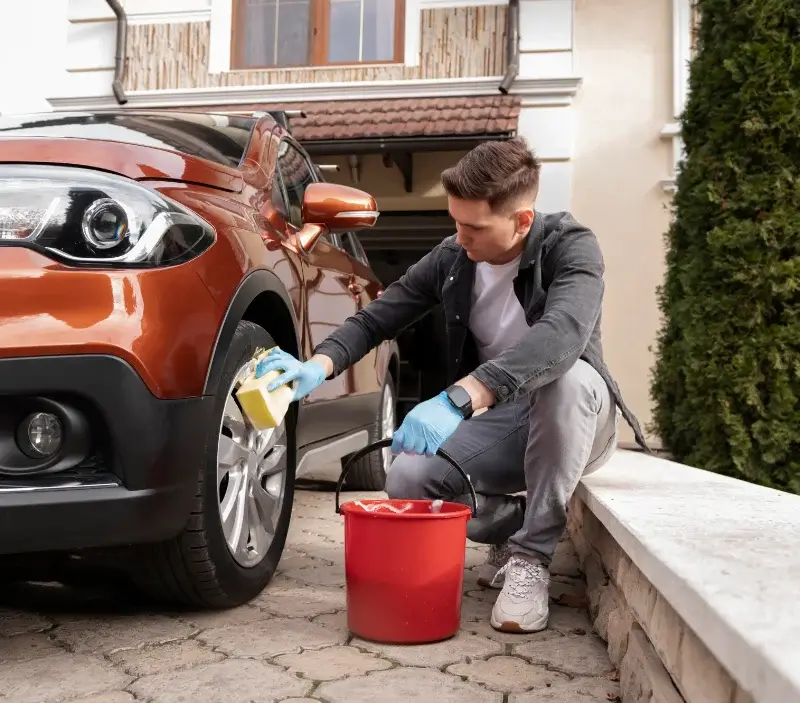 Lavage auto à domicile Haute-Isle : professionnel intervenant sur un véhicule